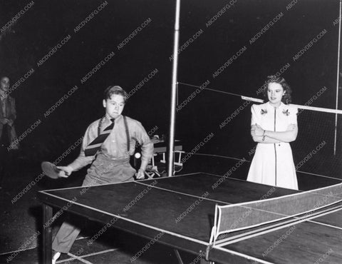 candid photo Judy Garland watching Mickey Rooney display ping pong skills 835-33