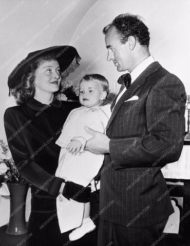 1949 candid photo Bette Davis & husband William Sherry & daughter 842-05