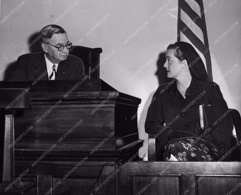 rare candid photo Bette Davis in courtroom with judge 842-28