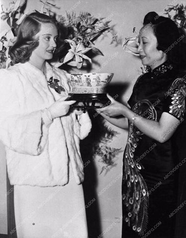 Candid photo Bette Davis in white fur getting cool trinket of sorts 842-32