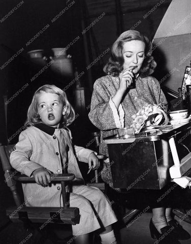 candid photo Bette Davis on the set with her daughter visiting 842-36