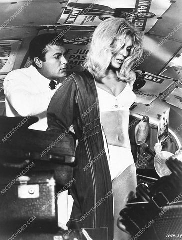 Tony Curtis Sharon Tate film Don't Make Waves 847-10