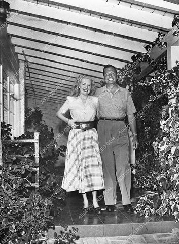 candid Alice Faye Phil Harris at home in their garden patio 847-31