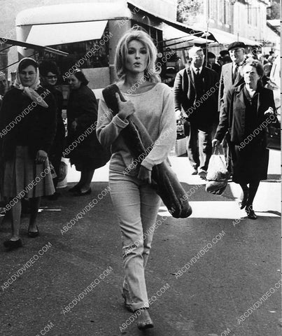 candid Sharon Tate does some shopping 848-31