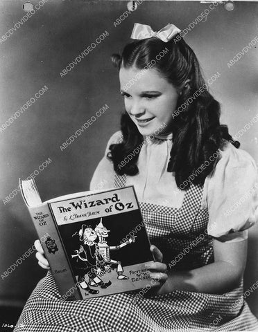 candid Judy Garland reading The Wizard of Oz 883-05