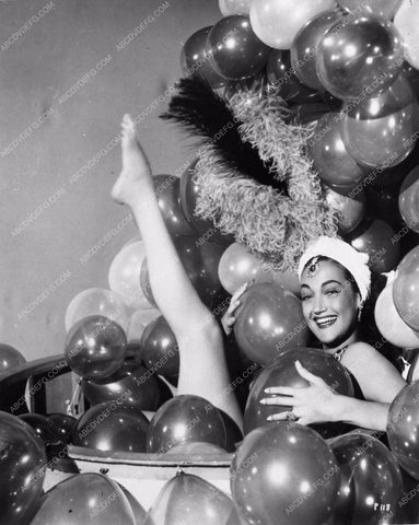 Dorothy Lamour in ballons legart cheesecake pose 891-28