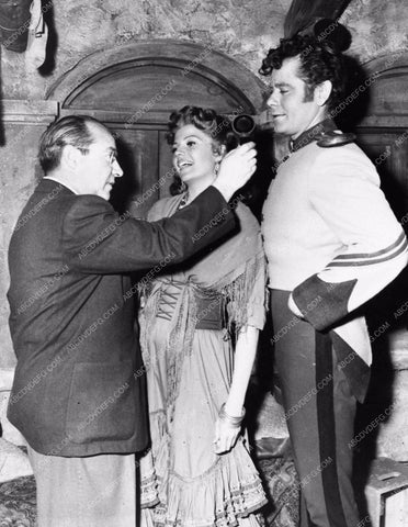 candid Rita Hayworth Glenn Ford behind the scenes The Loves of Carmen 895-05