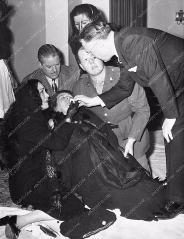 Lupe Velez family mother and sister collapse at funeral 943-27