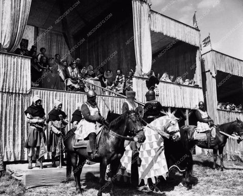 Robert Taylor Joan Fontaine film scene Ivanhoe 946-23