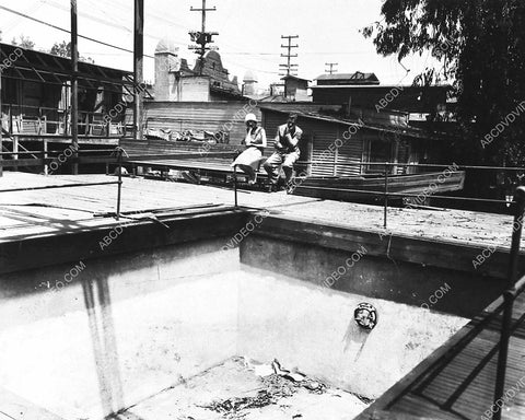 candid Sally Eilers w Matty Kemp at some exterior set w empty pool 982-15