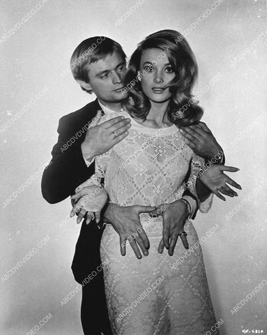 Barbara Bouchet wonders where David McCallum's hands are TV Man from U.N.C.L.E. 987-04