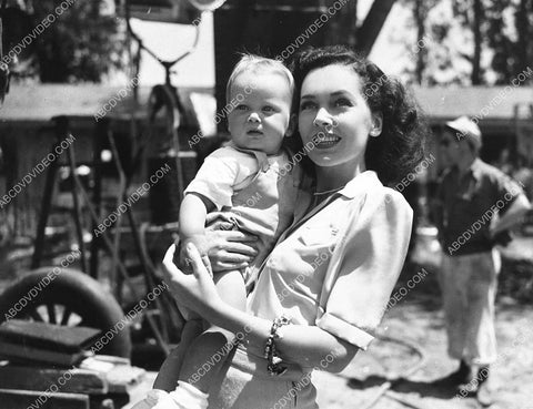 candid Maureen O'Sullivan w son Michael Farrow 988-09