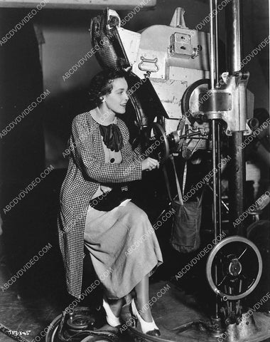 candid Maureen O'Sullivan peering through the movie camera 988-30