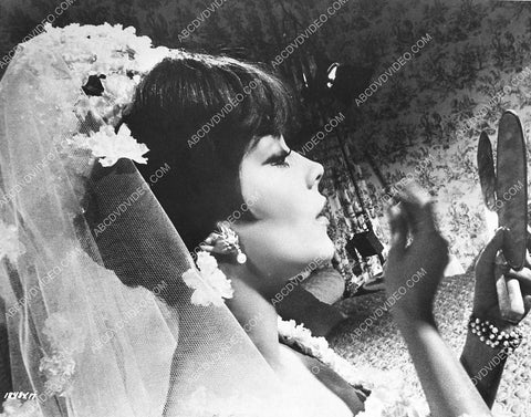 Natalie Wood does quick makeup check on set film Penelope 1026-05