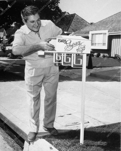 candid Liberace checking his mail box at home 10265-20