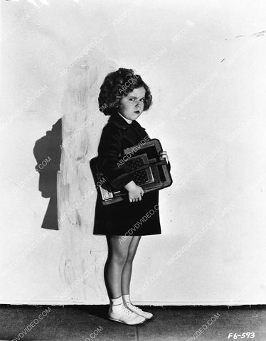 Shirley Temple w her school supplies 1032-11