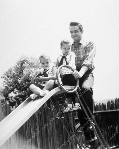 candid Johnny Cash in the backyard with the kids 10323-14