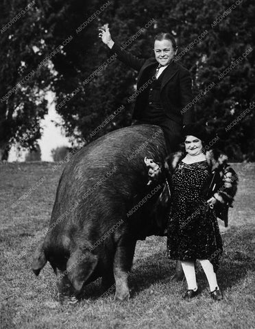 news photo circus midgets riding hogs 10346-27