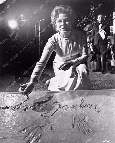 news photo Ingrid Bergman hand foot prints cement Grauman's Chinese 1097-36