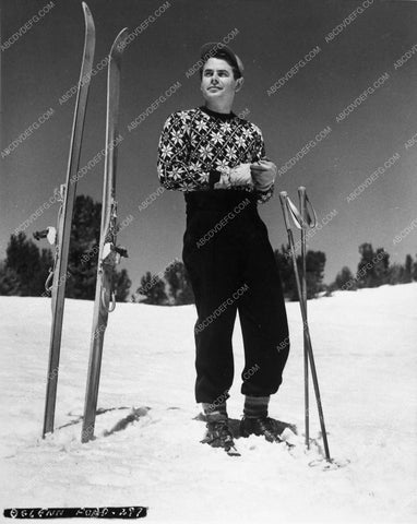 candid Glenn Ford on skiing trip 10986-26