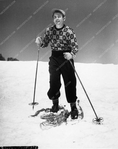 candid Glenn Ford on skiing trip 10986-32