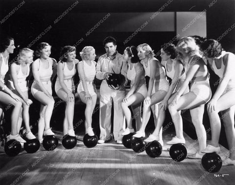Andy Varipapa bowling expert and babes in shorts Pete Smith Short 1100-07