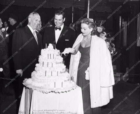 Jeanne Crain & husb & Goodwin Knight 25 Anniv cake Graumans Chinese 1116-01