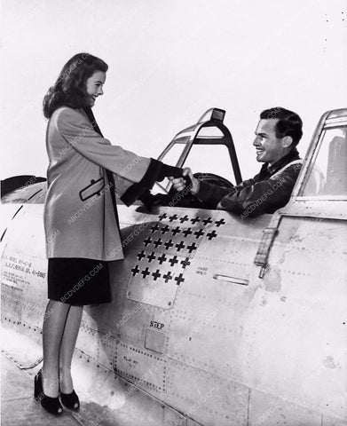 patriotic Jeanne Crain visits the troops 1116-03