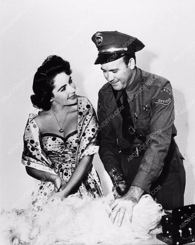 candid Elizabeth Taylor a dog and SPCA officer 1149-04