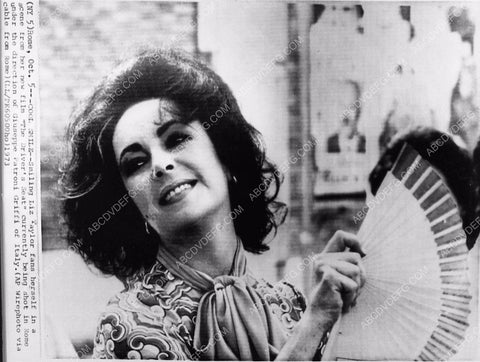 wire photo Elizabeth Taylor in Rome with her hand fan 1149-09