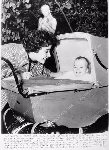 news photo Elizabeth Taylor and her 8 month old son 1149-11