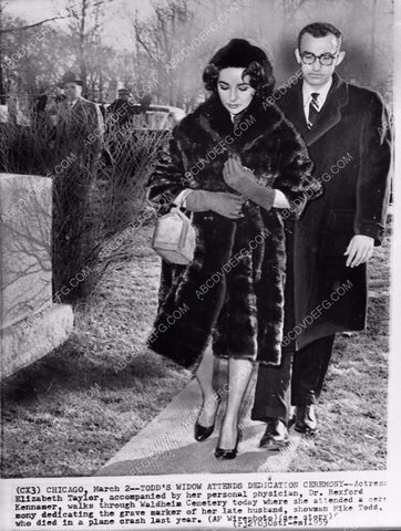 news photo Elizabeth Taylor Dr. Rexford at Michael Todd's funeral 1149-25