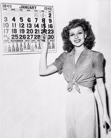 Rita Hayworth getting ready for happy New Year 1943 1154-25