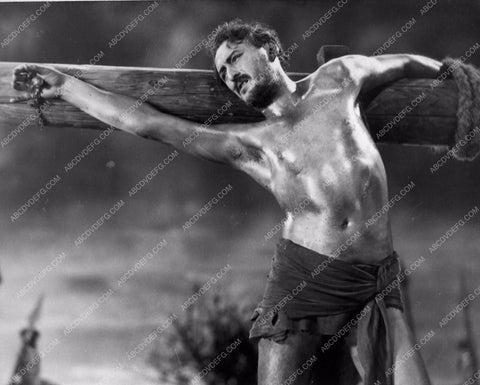 shirtless James Mason ties to a cross silent film The King of Kings 1161-09