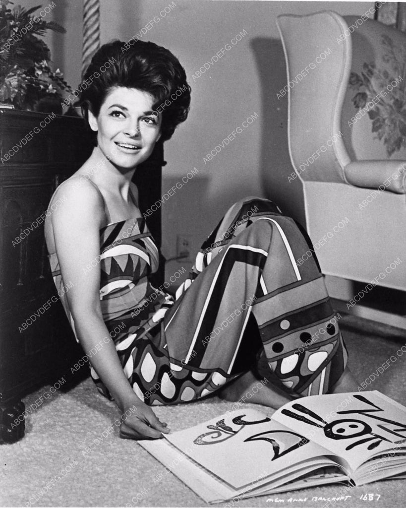 candid Anne Bancroft viewing art 1213-32