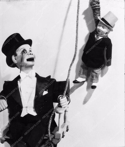 Charlie McCarthy puppet hangs W.C. Fields in efigy for radio broadcast 1220-30