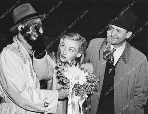 news photo Veronica Lake w artist Bradshaw Crandell wearing Veronica Lake wig 1249-04