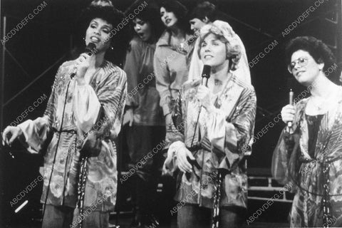 music singer Anne Murray w Marilyn McCoo on stage 12737-09