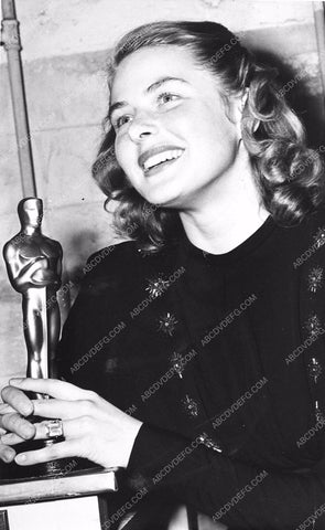 Ingrid Bergman backstage at Academy Awards w her Oscar statue 1287-26