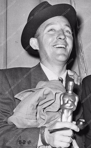 Bing Crosby backstage at Academy Awards w his Oscar statue 1287-27