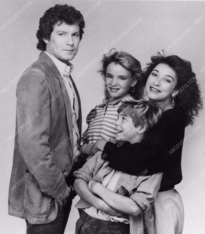 Elizabeth Pena Daniel Hugh Kelly Juliet Lewis TV I Married Dora 12975-29