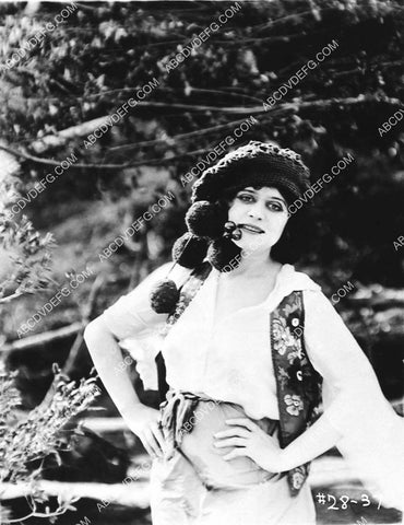 Theda Bara outdoors portrait 1316-28