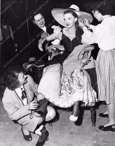 Judy Garland wardrobe adjustment behind the scenes 1318-34