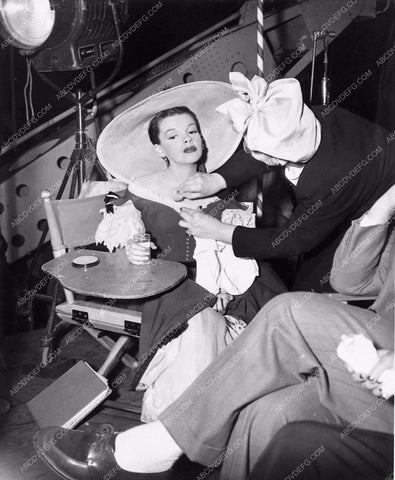 Judy Garland wardrobe adjustment behind the scenes 1318-36