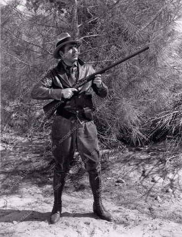 candid Warner Baxter in hunting garb photo 1324-23