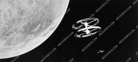 orbitting Holiday Inn space station film 2001 a Space Odyssey 1332-19