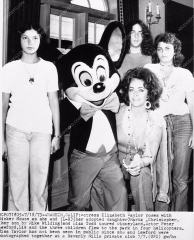 candid Hollywood Elizabeth Taylor and children visiting Disneyland 1358-07