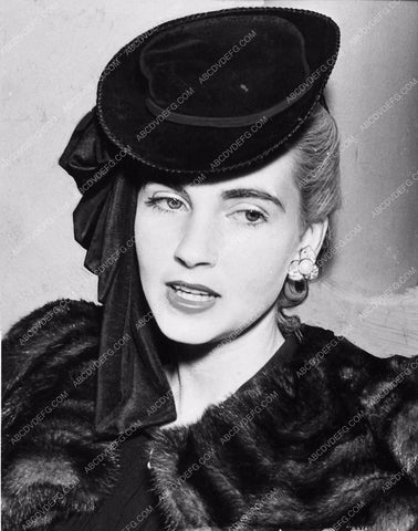 news photo Barbara Hutton candid 1365-25