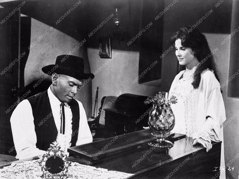 Yul Brynner Janice Rule film Invitation to a Gunfighter 1376-06