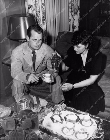 candid photo Alan Ladd Sue Carrol at home enjoying some coffee 1390-09